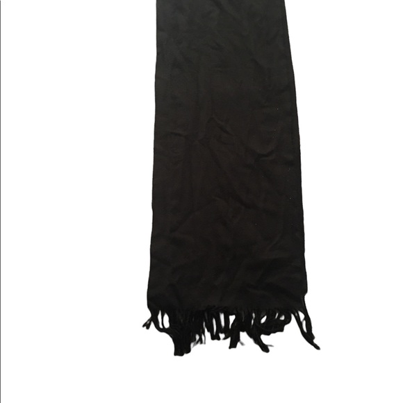 A soft and black scarf - Picture 3 of 3